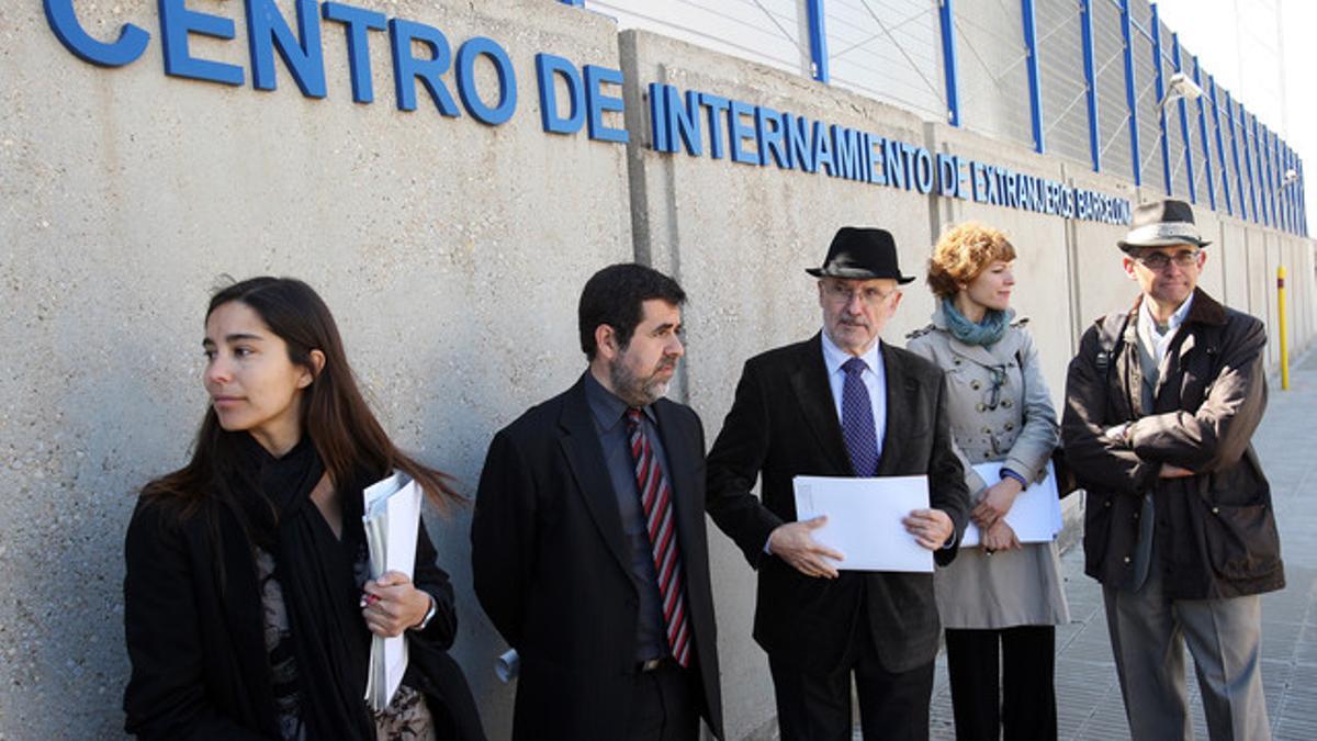 El síndic de greuges, Rafael Ribó. con el resto de la delegación, en el CIE de Zona Franca.