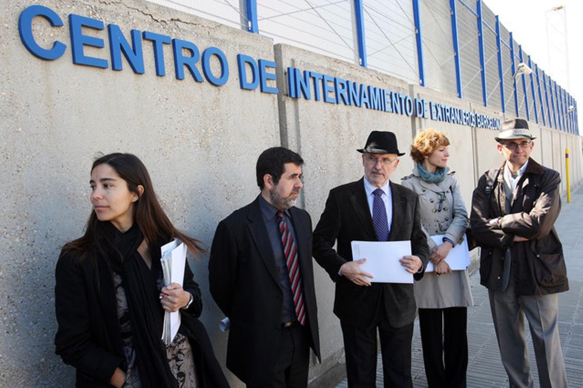 El Síndic de Greuges, Rafael Ribó. con el resto de la delegación, en el CIE de Zona Franca. El Síndic de Greuges, Rafael Ribó. con el resto de la delegación, en el CIE de Zona Franca.