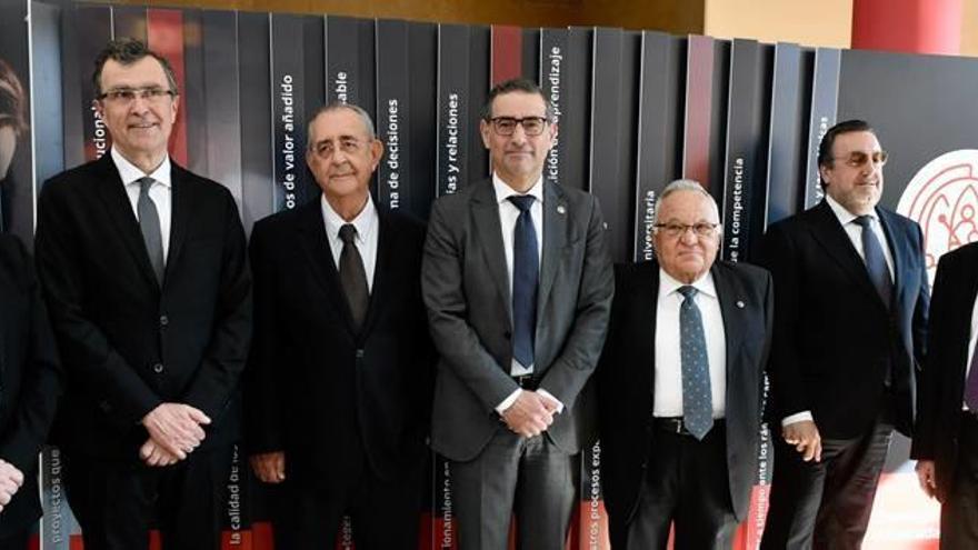 De izda a dcha, José Antonio Cobacho, José Ballesta, Juan Roca, el actual rector José Luján, José Antonio Lozano, el pte del Grupo Social ONCE, Miguel Carballeda, y Juan Monreal.