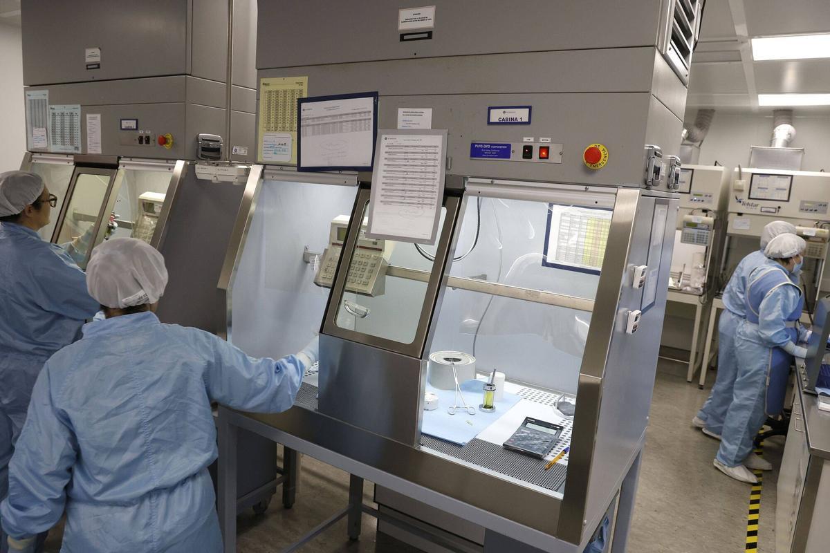 Instalaciones de la Unidad Central de Radiofarmacia de Galicia en Ordes, donde el personal técnico prepara los fármacos para los hospitales gallegos.