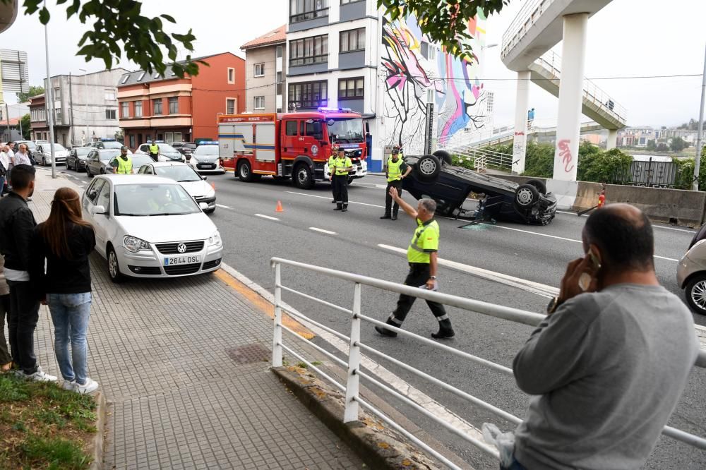 Aparatoso accidente de tráfico en Perillo