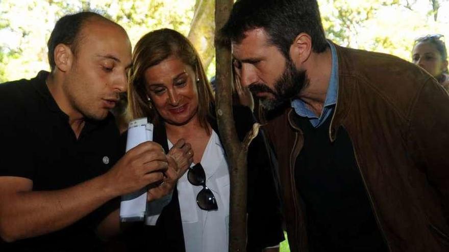 Diego Piay muestra a Carmela Silva y a Alberto Varela una de las piezas halladas en Alobre. // Iñaki Abella