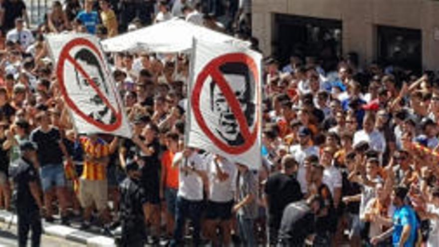 Protestas frente a Mestalla contra Lim y Murthy