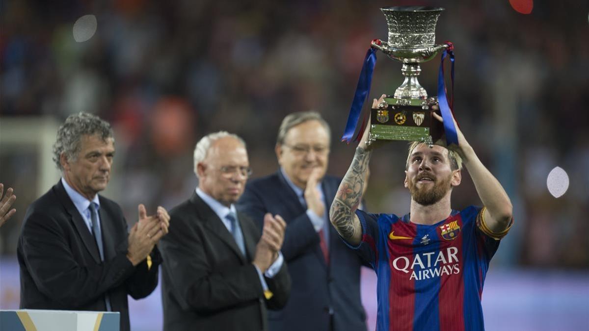 Messi levanta el trofeo de la Supercopa del 2016 tras vencer al Sevilla.