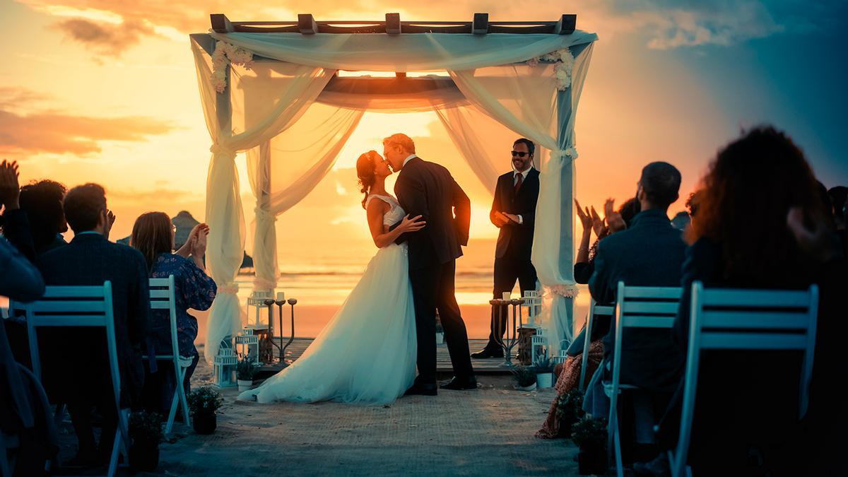 Este es el color que estiliza y estiliza la figura en una boda o evento veraniego