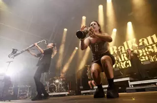 "Balkan Paradise Orquestra" en concierto