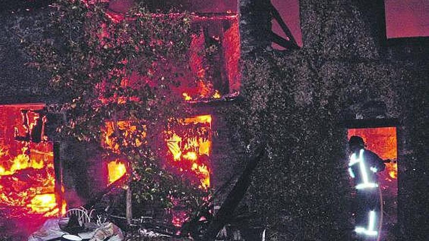 Un bombero trata de apagar las llamas durante el incendio.