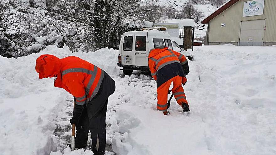 Operarios abren camino hasta la furgoneta de Virgilio García en Felechosa 