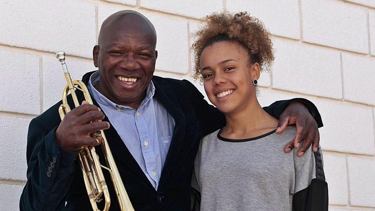 La cantante de ópera Sislena Caparrosa junto a su padre, el músico Nilo Caparrosa. | | MARÍA PISACA