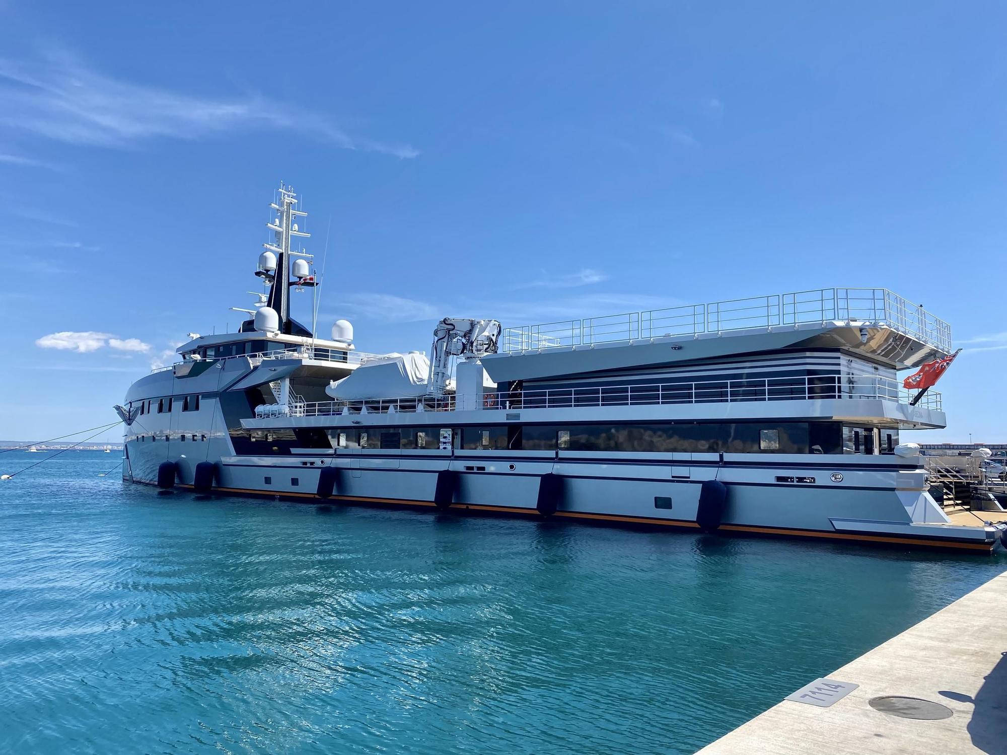 Las fotos en Mallorca del yate Abeona de Jeff Bezos, el buque de asistencia del supervelero Koru