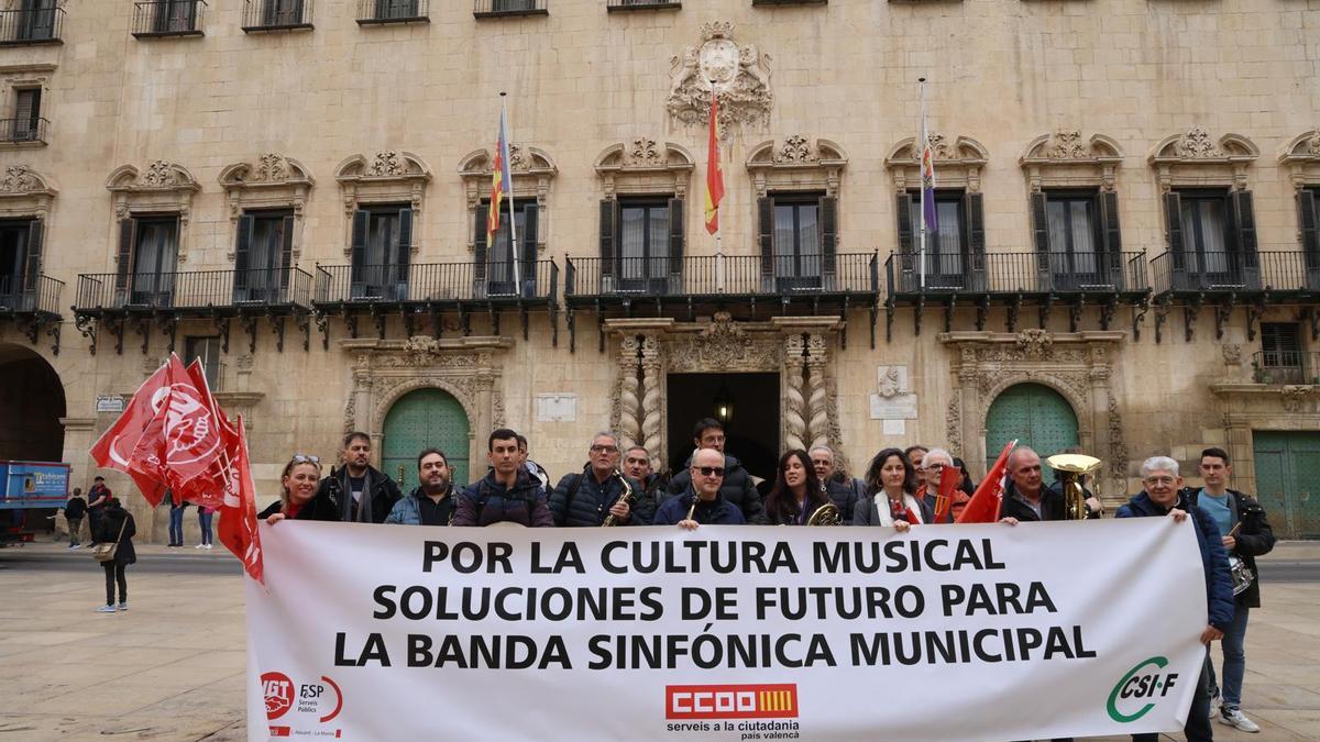 Réquiem de la banda municipal de Alicante contra la amortización de una plaza de profesor.