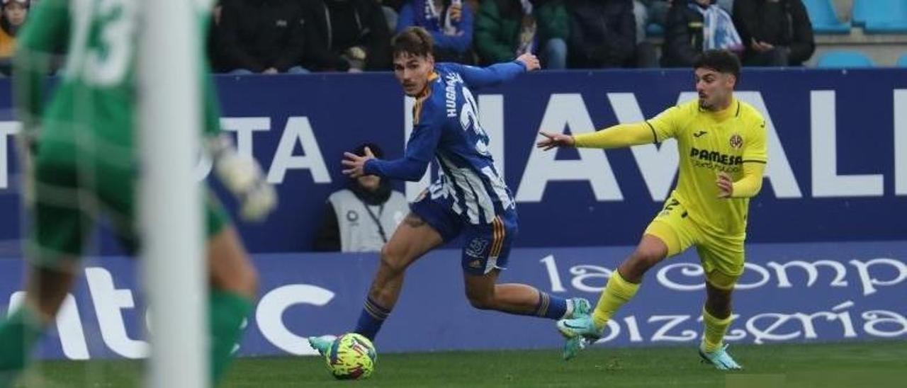 Sergio Lozano, autor del gol del filial, persigue la galopada de Hugo Vallejo.