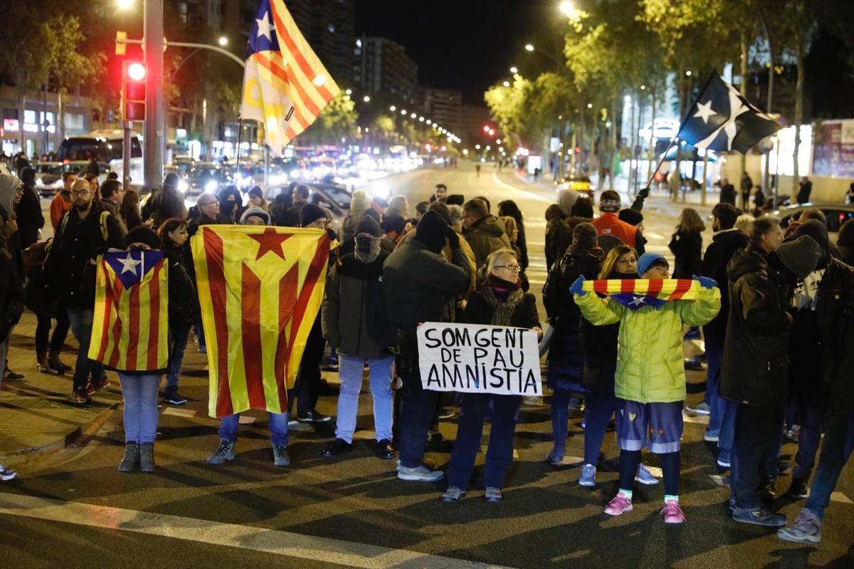 Unos CDR cortando la avenida Meridiana de Barcelona, el pasado día 15.