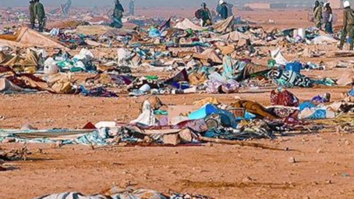 Antes y después 8 El campamento de Gdeim Izik, el sábado (izquierda) y ayer, una vez desmantelado.