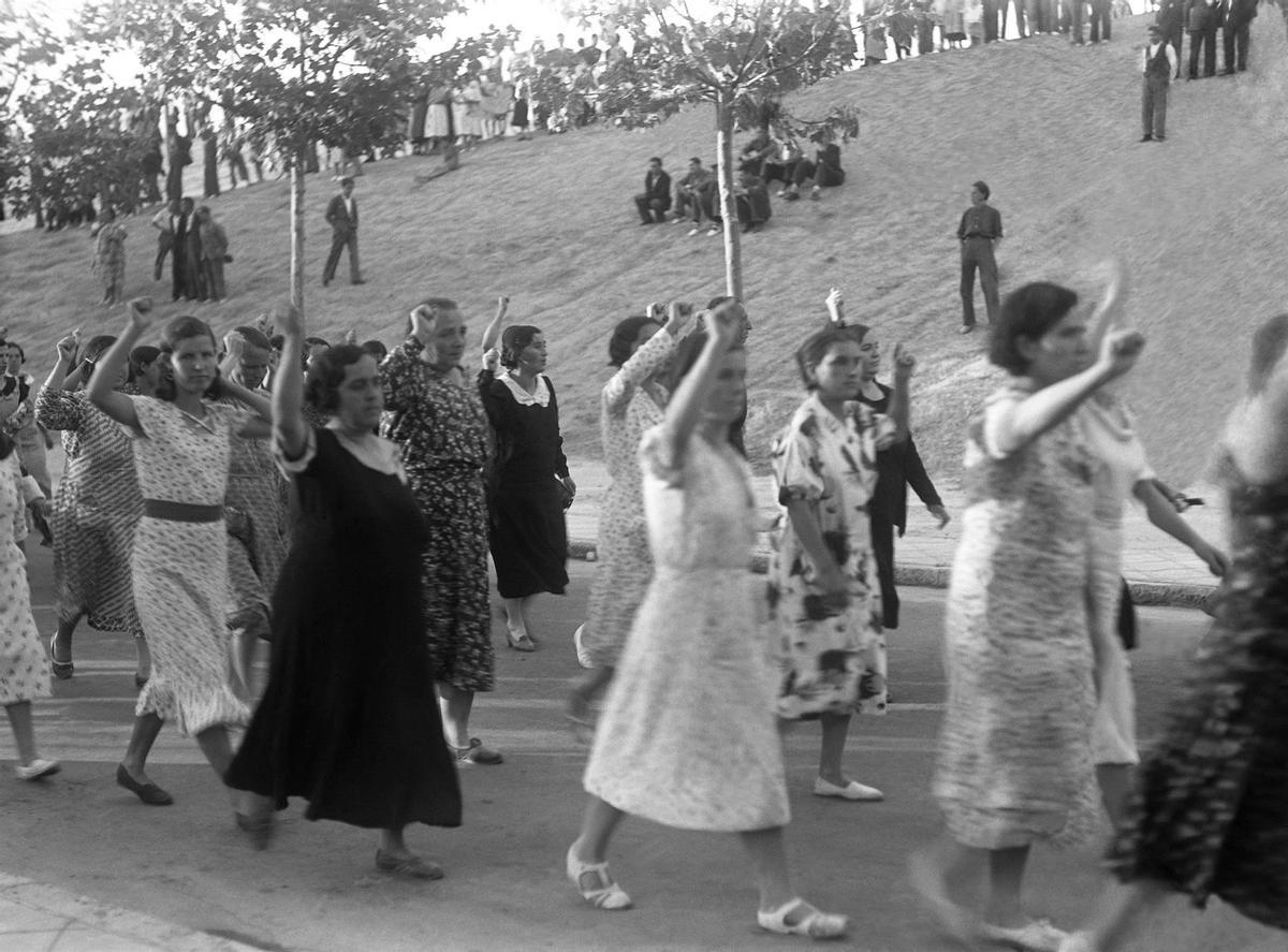 Mujeres manifestándose puño en alto por las calles de Madrid en 1934.