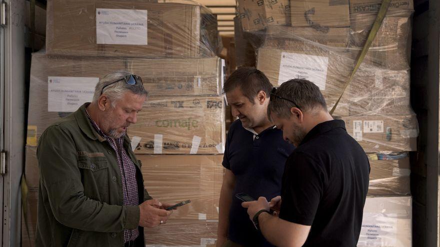 Nykola (a la izquierda, en los muelles de carga del hospital Isabel Zendal) ayuda a organizarse a los camioneros ucranianos que llevan la ayuda humanitaria.