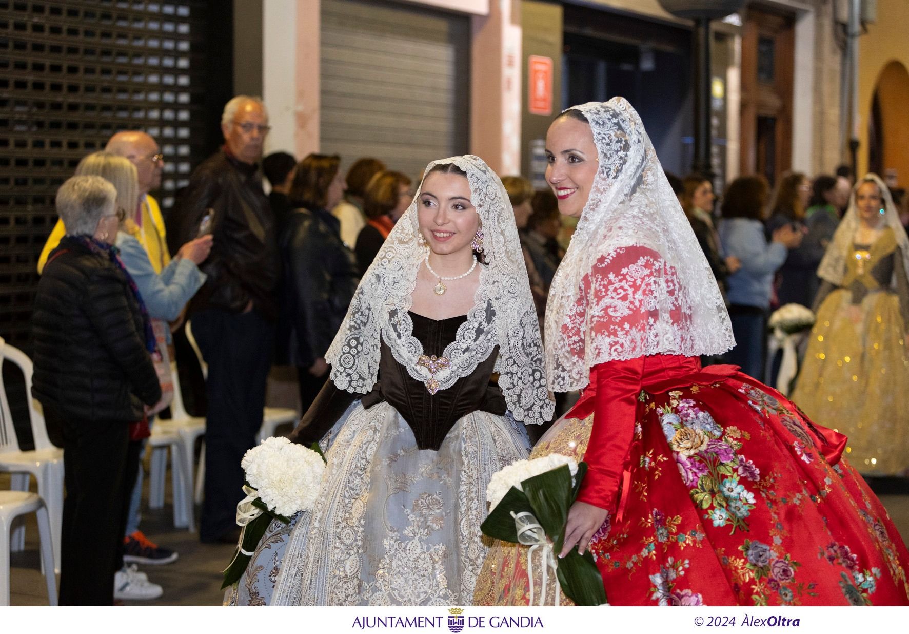 Bellas imágenes de la Ofrenda de las Fallas de Gandia