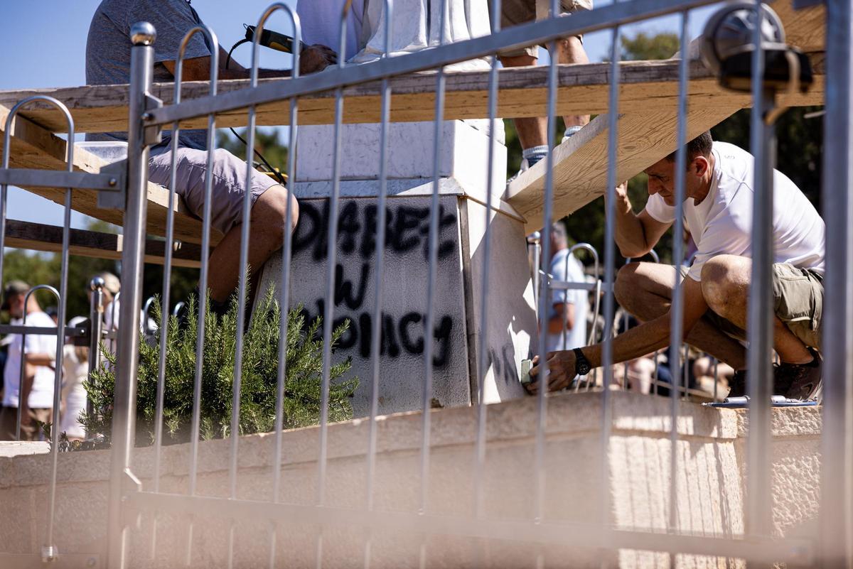 Estatua de la Virgen María vandalizada en el santuario de Medjugorje.