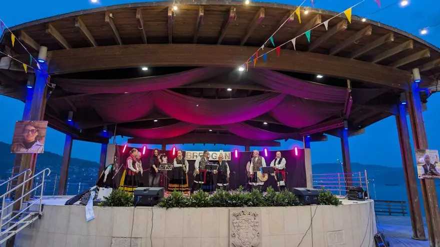 El Memorial Lola Diz y Henrique Otero llena de tradición gallega la Alameda de Moaña