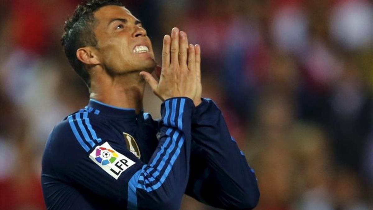 El jugador del Real Madrid Cristiano Ronaldo se lamenta de una ocasión fallada ante el Sevilla.