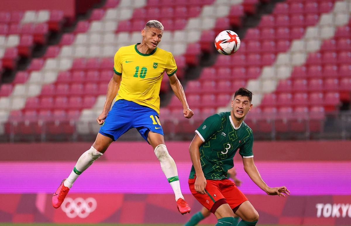 Richarlison remata un balón contra México.