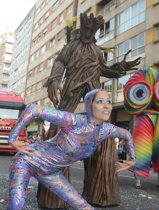 Carrozas y serpentinas llenan de color las calles de Pontevedra - La Bella y la Bestia y los Minnions, protagonistas de una Batalla de Flores que contó con la presencia de numeroso público