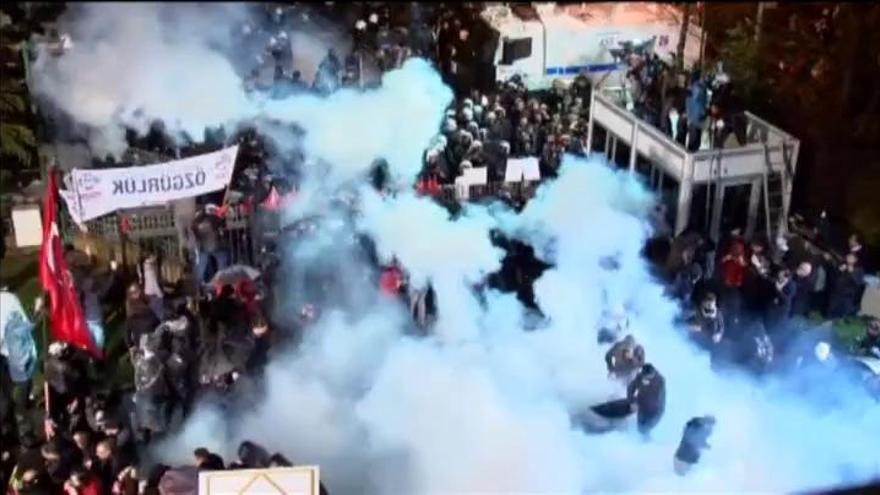 Gases lacrimógenos y cañones de agua en el asalto de la policía al diario opositor turco Zaman