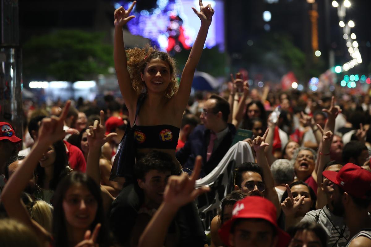 AME9781. SAO PAULO (BRASIL), 30/10/2022.- Simpatizantes de Luiz Inácio Lula da Silva celebran hoy el triunfo en la segunda ronda de las elecciones presidenciales, en la Avenida Paulista en Sao Paulo (Brasil). El exmandatario Luiz Inácio Lula da Silva ganó este domingo la segunda vuelta de las elecciones presidenciales en Brasil con un 50,83 % frente al 49,17 % que obtuvo el actual gobernante, Jair Bolsonaro, con el 98,81 % de las urnas escrutadas. EFE/ Sebastiao Moreira