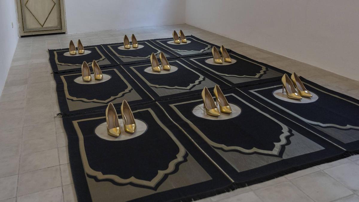 Goldene Stöckelschuhe auf Gebetsteppich: ein Werk von Zoulikha Bouabdellah.