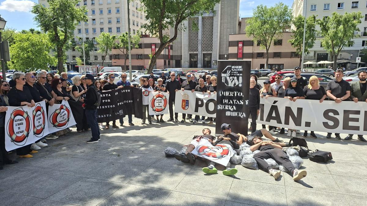 Movilización vecinal contra el sellado de la bahía de Portmán frente al MITECO en Madrid.