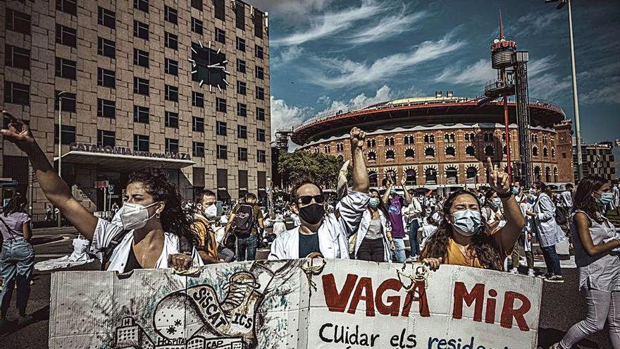 Protesta de médicos MIR en huelga, ayer en Barcelona.