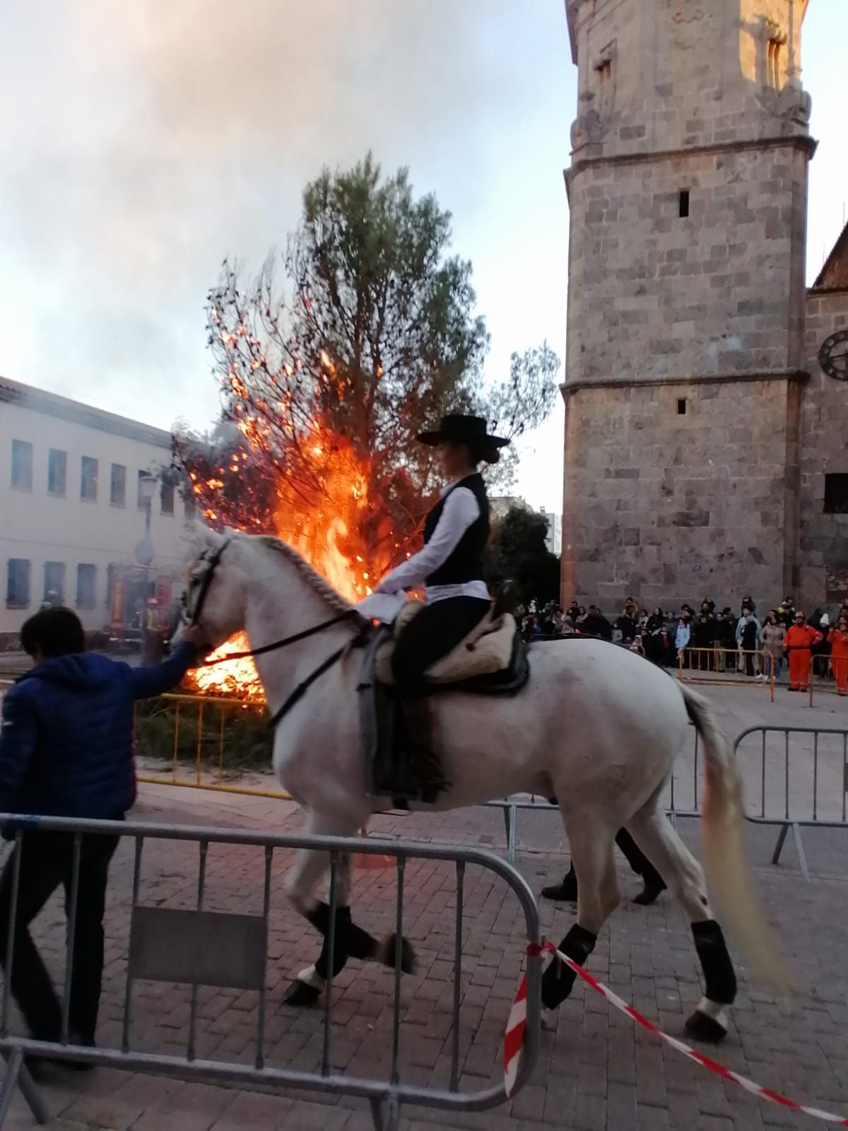 La Vall recupera su multitudinario pasacalle de Sant Antoni