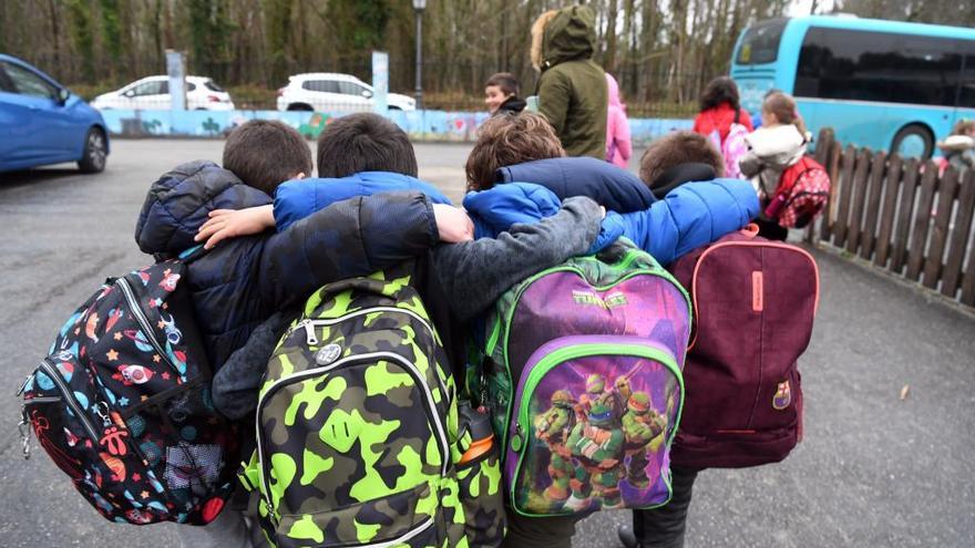 Niños a la salida del colegio. // Víctor Echave