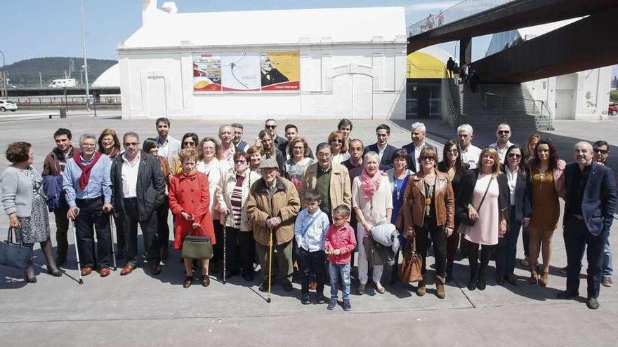La familia García, ayer, en la plaza de Santiago López, antes de la celebración de su comida.