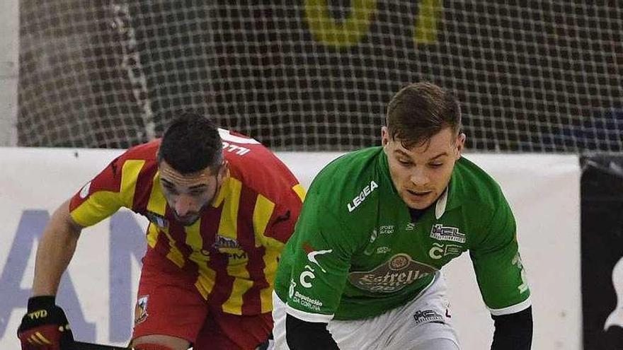 César Carballeira conduce la bola ante un jugador del Lodi.