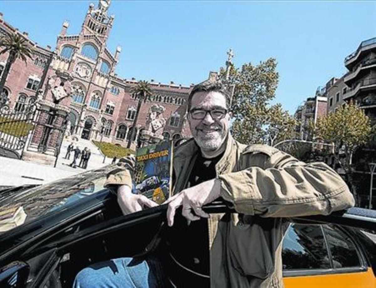 L’il·lustrador i taxista Xavier Carrasco, Bié, al taxi que va començar a conduir per la falta d’ingressos.