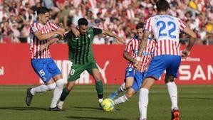 Juanpe presiona a Expósito en el Girona-Eibar.