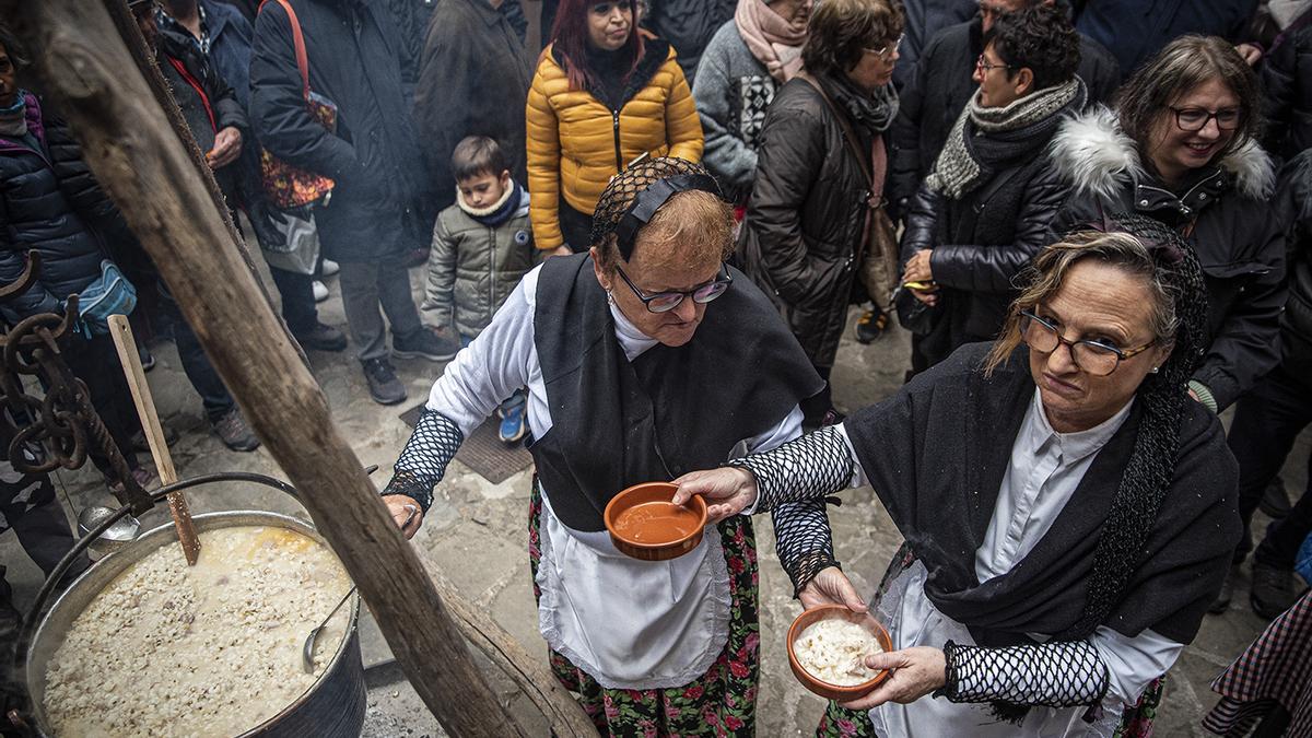 Repartiment de l’escudella de la blat de moro escairat, el 8 de desembre passat a Gironella