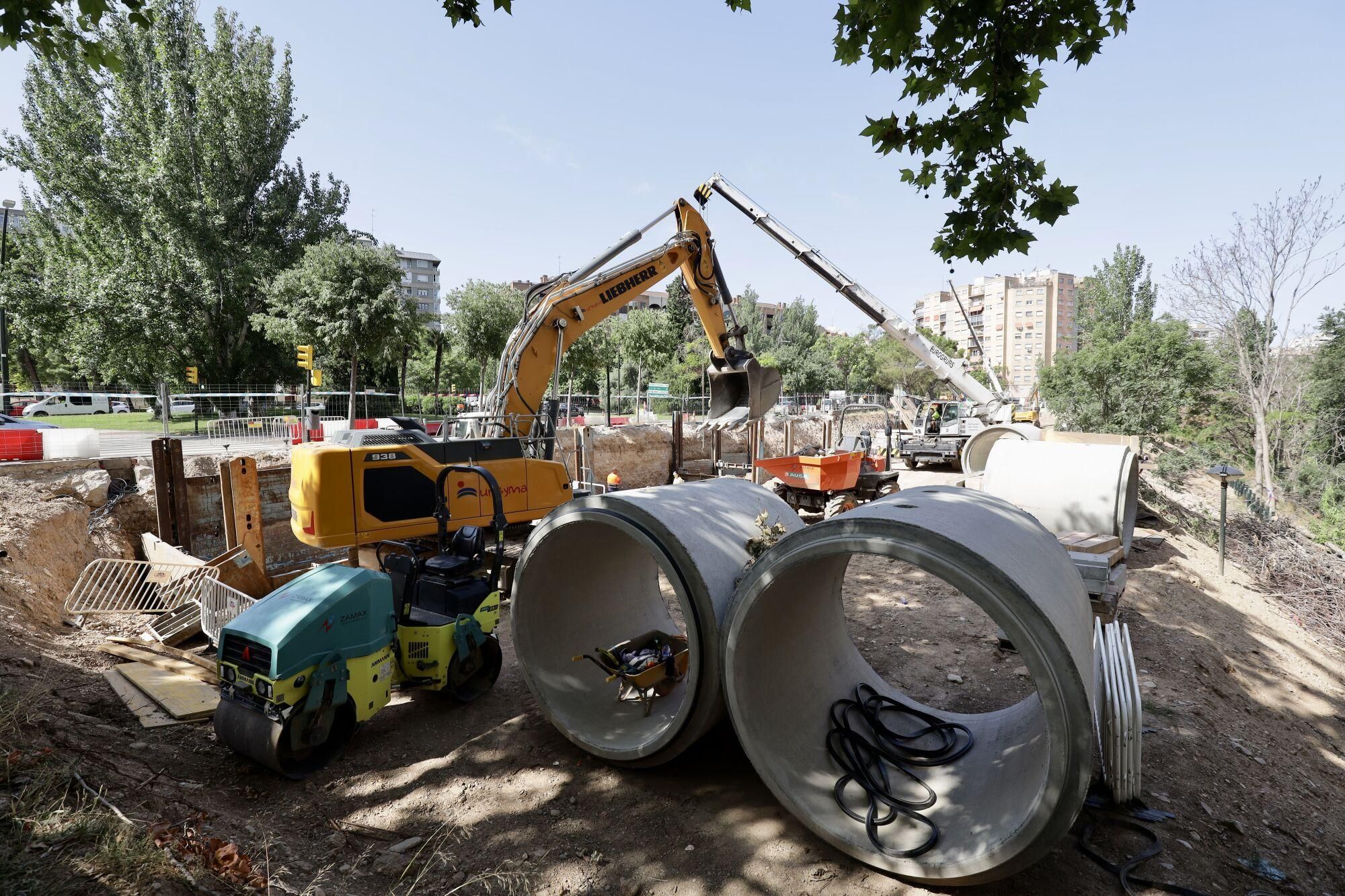 En imágenes | Las obras en el Huerva provocan cortes en el tráfico en Camino Las Torres