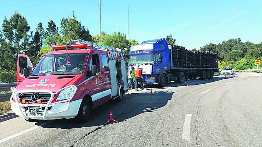 Otro chófer ataja un fuego en un tráiler de madera