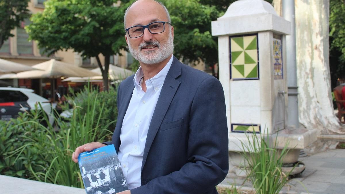 Albert Testart Guri historiador i politòleg, a la Rambla de Figueres, amb el seu nou llibre.