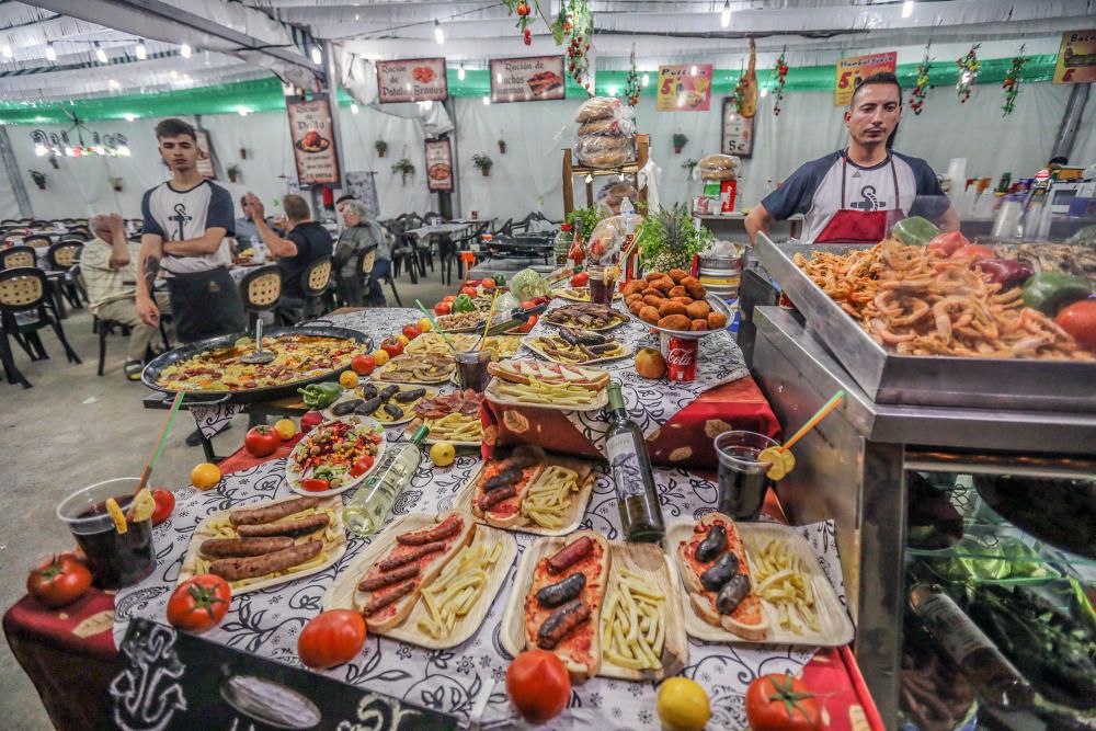 Baile, amistad y alegría en el recinto portuario de Torrevieja con la Feria de Sevillanas 2018