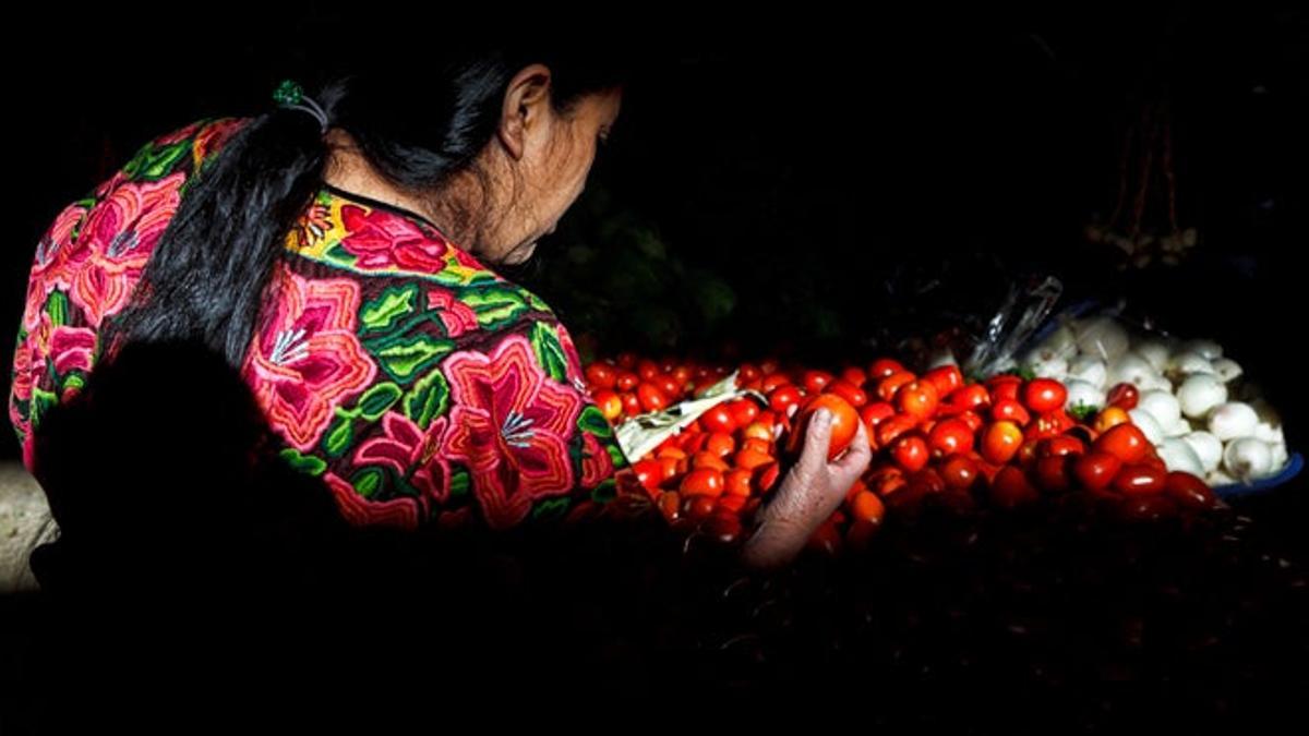 Puesto de frutas y verduras en el mercado de Chichicastenango.