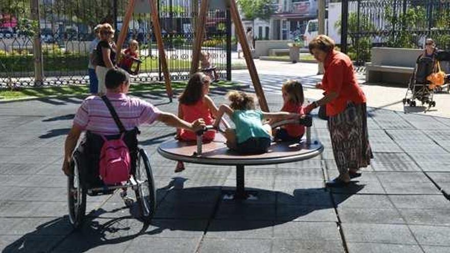 Fuengirola implanta juegos adaptados para niños con discapacidad en cuatro parques