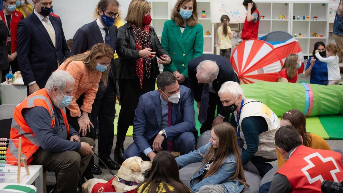 Pedro Sánchez en una visita a Cruz Roja.