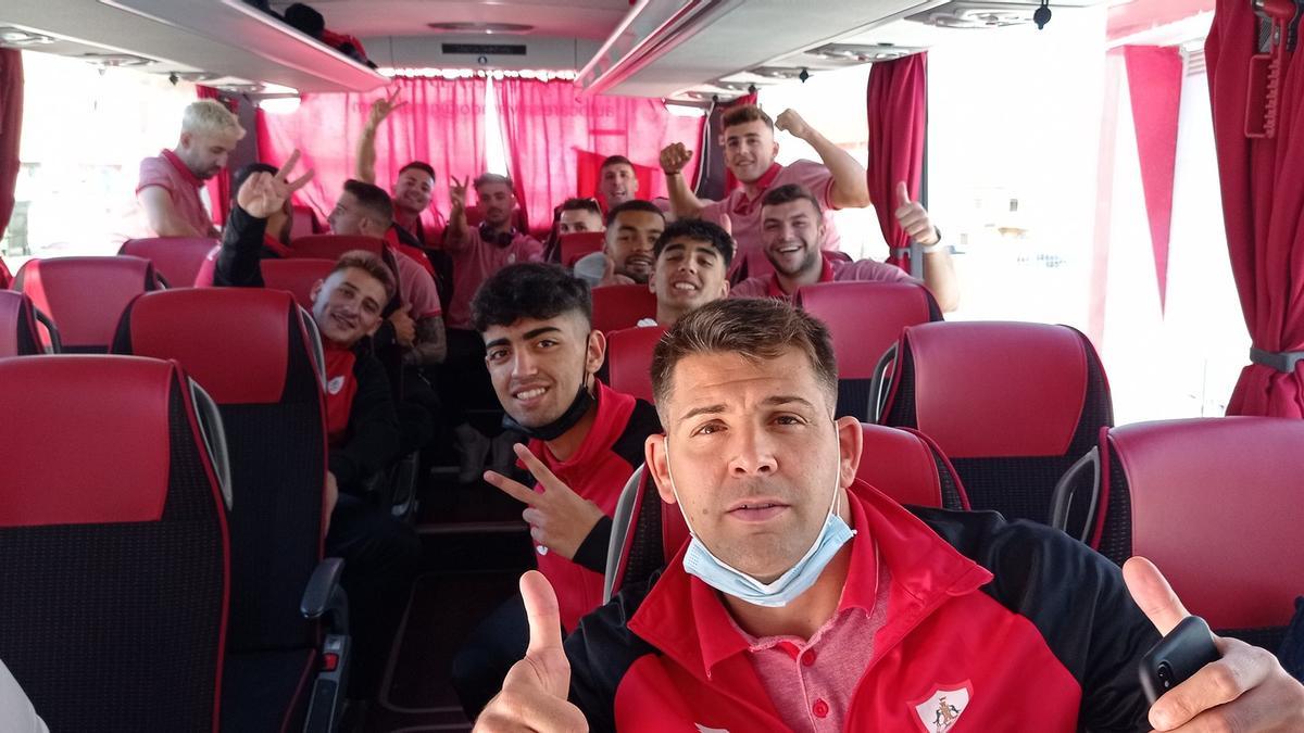 Jugadores del Jaraíz, este martes en el autobús que les conducía al aeropuerto madrileño.