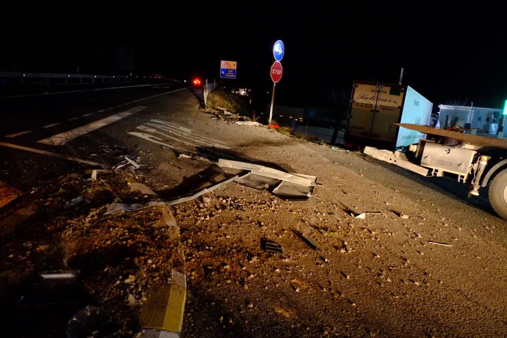 Dos camioneros heridos tras un choque entre Villena y Font de la Figuera