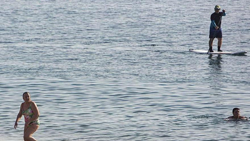 Banyistes ahir al migdia a la platja Gran de Lloret.