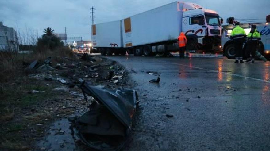 El camió accidentat i un tros del turisme on viatjaven les tres víctimes mortals