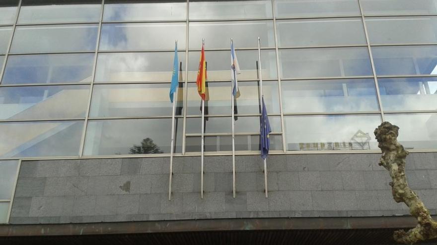 Bandera europea a media asta en el Concello de Cangas.